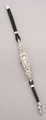 bracelet en cuir argenté et noir avec un fermoir argenté, sur fond blanc