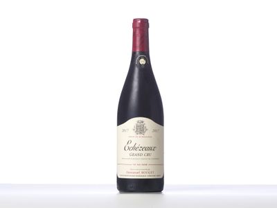 une bouteille de vin rouge posée sur une table