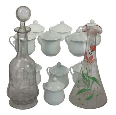 un grand nombre d'objets en verre posés sur une table