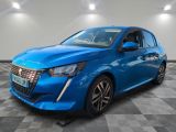 une voiture bleue garée dans un garage au sol en damier