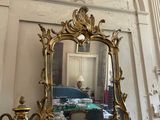 un miroir et un vase posés sur une table dans une pièce