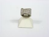 une image d'une bague en diamant sur une surface blanche