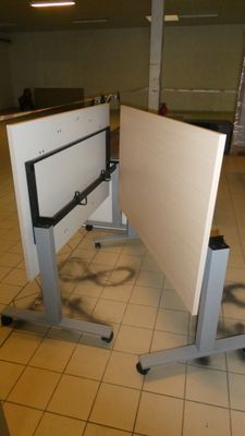 a table that is sitting on the floor in the room