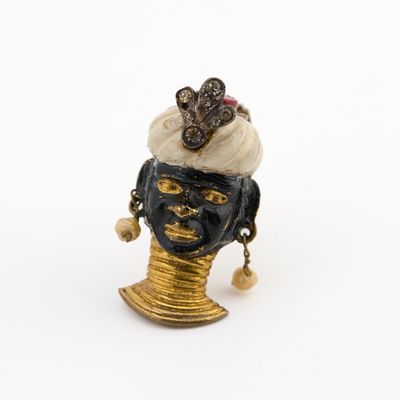 une image représentant une figurine de femme portant un chapeau sur la tête