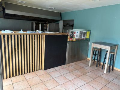 une cuisine équipée d'un bar et de tabourets