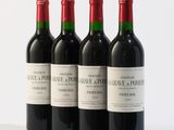 trois bouteilles de vin rouge sont alignées sur une surface blanche