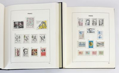 deux pages d'un livre sur lesquelles figurent des timbres