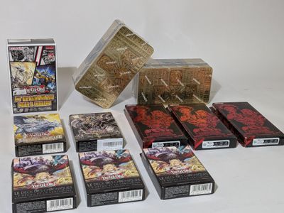 beaucoup de cartes et de boîtes sur la table