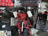 de nombreux sacs de vêtements éparpillés par terre