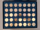 une boîte bleue contenant beaucoup de pièces d'or