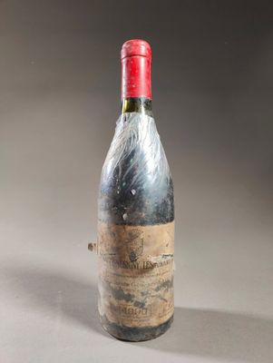une bouteille de vin emballée dans du plastique