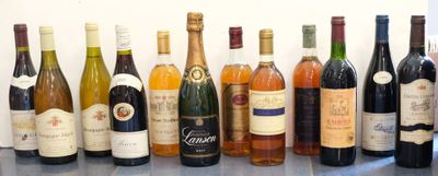 de nombreuses bouteilles de vin alignées sur le comptoir
