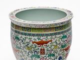 un vase orné d'un motif de dragon sur un fond blanc