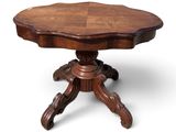 une image représentant une table en bois avec un plateau en bois sur fond blanc