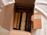 une boîte en carton contenant tout un tas de livres
