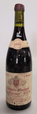 une bouteille de vin posée sur une table