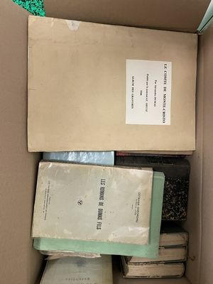 une boîte remplie de livres posée sur une table