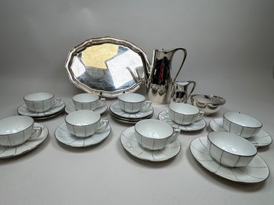 un grand nombre de tasses et de soucoupes sur une table
