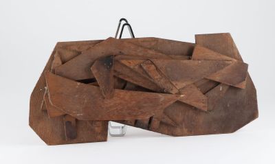 un gros morceau de bois posé sur une surface blanche