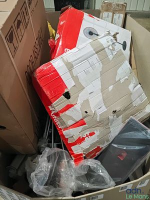 une boîte en carton remplie de boîtes et d'autres objets dans une pièce