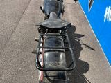 une moto garée sur le côté de la route