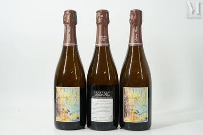 trois bouteilles de vin posées les unes à côté des autres sur une surface blanche