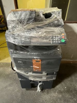 une pile de téléviseurs emballés dans du plastique et empilés les uns sur les autres