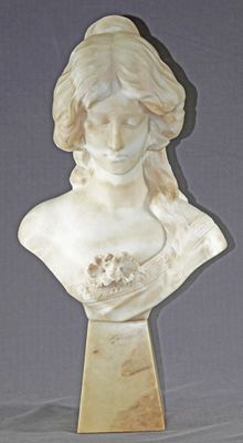 buste en marbre représentant une femme coiffée d'une couronne de fleurs, posé sur un socle