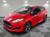 une Ford Fiesta rouge garée sur un sol à damier