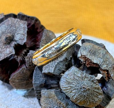 une bague en or posée au sommet d'un tas de noix séchées