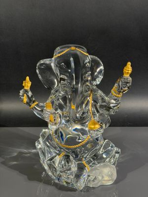 une photo d'une figurine en verre représentant un éléphant posée sur une table