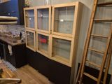 une échelle appuyée contre le mur, à côté d'une armoire