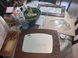 une table sur laquelle se trouve un miroir ainsi que de nombreux autres objets