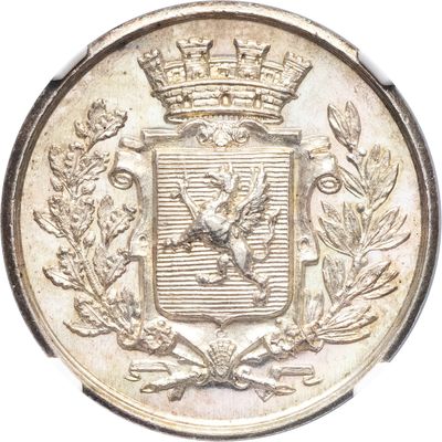 une vieille pièce d'argent surmontée d'une couronne