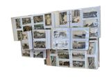il y a beaucoup de photos accrochées au mur de cette pièce