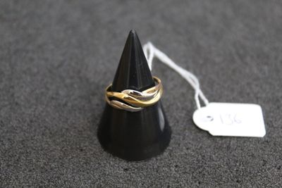 un gros plan d'une bague posée sur un cône, avec une étiquette de prix