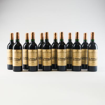 six bouteilles de vin rouge alignées