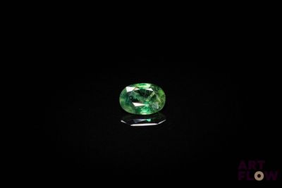 des tourmalines vertes sur fond noir