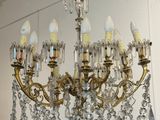 un lustre orné de nombreux cristaux suspendus