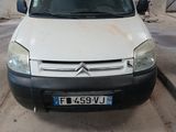 une camionnette blanche garée dans un garage