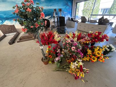 Il y a toutes sortes de fleurs par terre dans cette pièce.