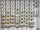 de nombreux papillons exposés dans une boîte