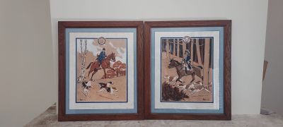 deux photos encadrées représentant un homme à cheval et un chien