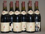 six bouteilles de vin sont alignées sur une table