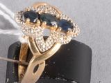 une bague en or sertie de pierres bleues et blanches