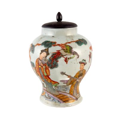 un vase blanc décoré d'une peinture et muni d'un couvercle noir
