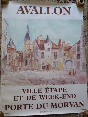une affiche accrochée au mur d'un immeuble, représentant une ville