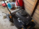 une tondeuse à gazon garée dans un garage