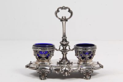 un plateau en argent sur lequel sont posés deux verres bleus
