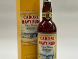 une bouteille de rhum Caroni Navy à côté d'une boîte
